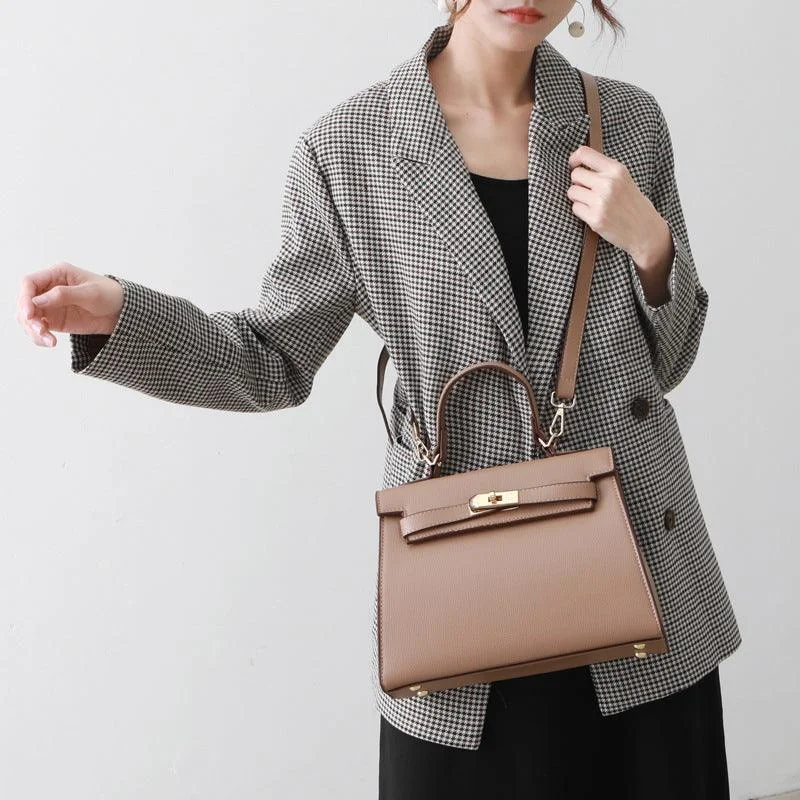 Quilted Leather Crossbody Bag in Cream for a Classic and Elegant AppearanceAll-match shoulder crossbody bag