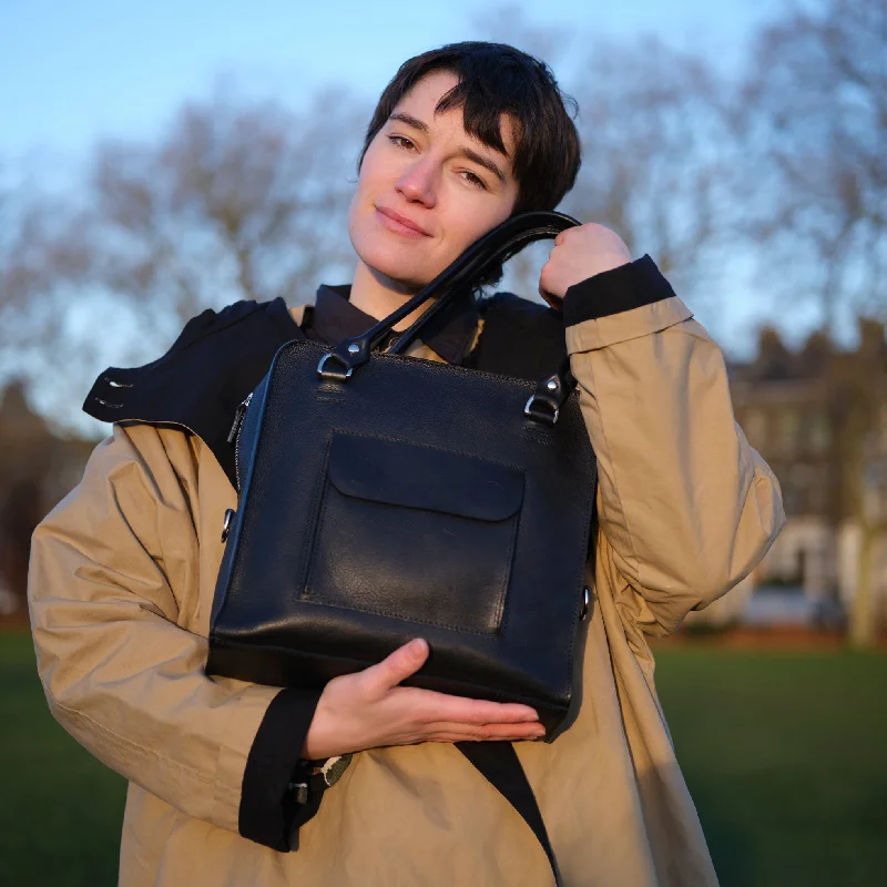 Leather Shoulder Bag with Magnetic Closure in Black for Quick AccessBlack Square Hoo Bag