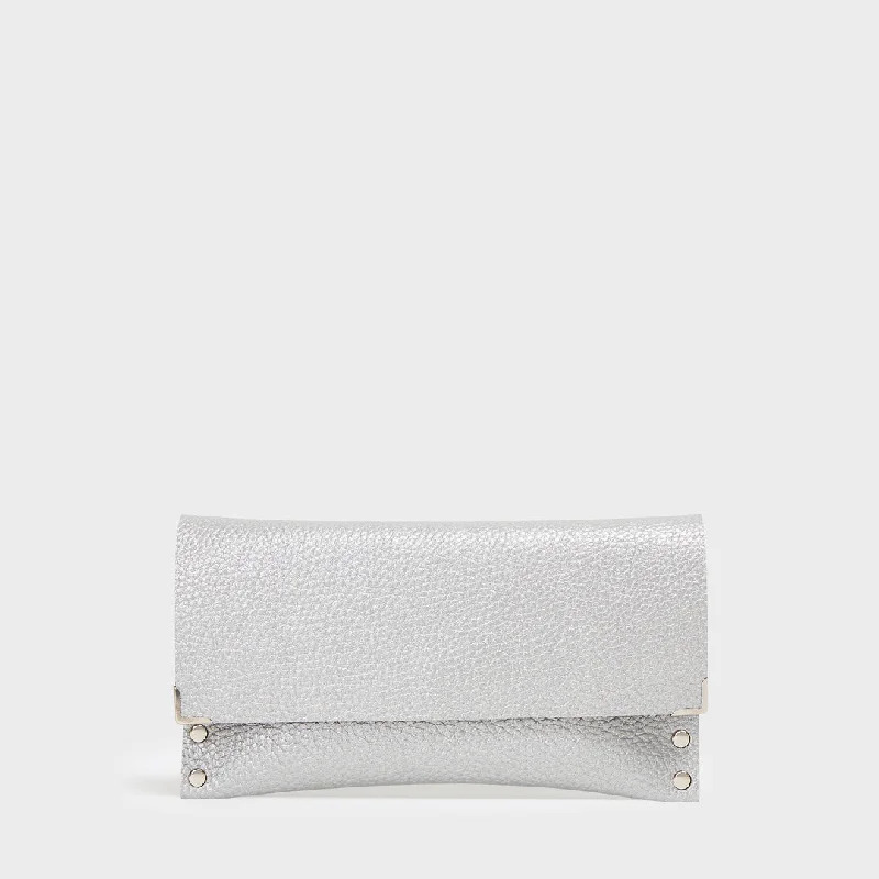 Leather - Trimmed Women's Wallet in Navy with a Checkered Pattern for a Classic TouchL.A PEBBLED VEGAN LEATHER WALLET SILVER